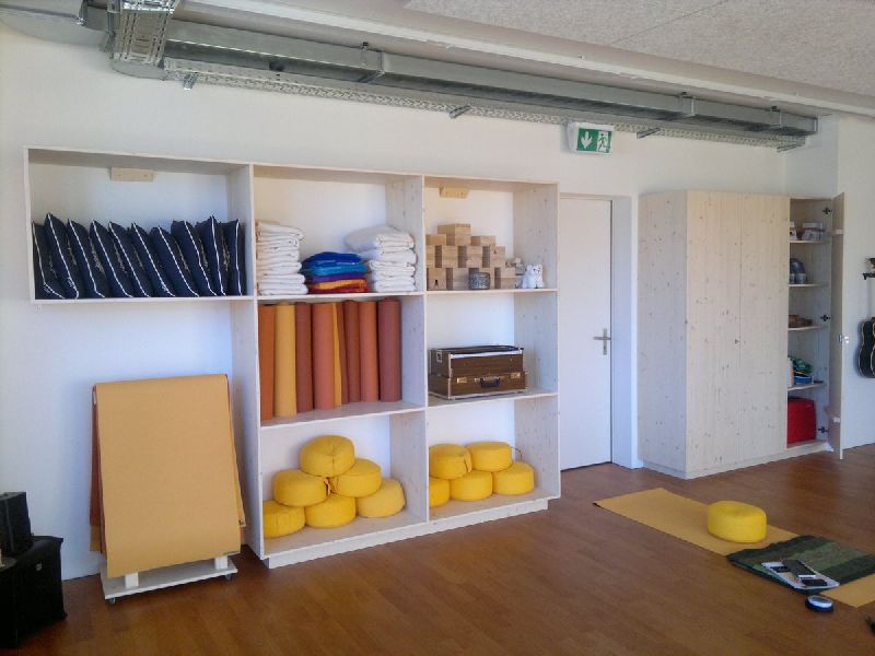 Möbel als Innenausbau im Yogastudio. Wir sind nicht nur auf dem Bau, wir bieten auch gerne klassische Schreiner Arbeiten an.